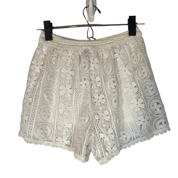 ASTR White Lace Embroidered Floral Scalloped Trim Shorts Women Sz S - Picture 2 of 9